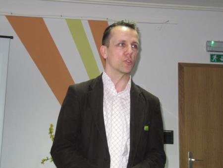 Okrogla miza Otrok v rejništvu = otrok med dvema družinama 9